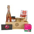 Genusszeit für Mama Geschenkkorb vor weissem Hintergrund befüllt mit Tröpfel der Dritte, Beurre Salé, Gelee de Prosecco, Cantucchi, Antistresstee und Taucherli Schokolade