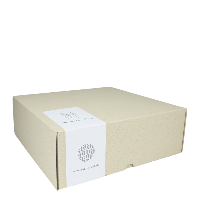 Stadt Land Korb Geschenkkarton aus Graspapier vor weissem Hintergrund