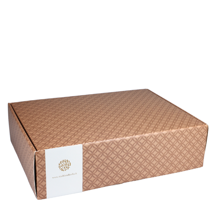 Geschenkkarton braun mit Struktur vor weissem Hintergrund