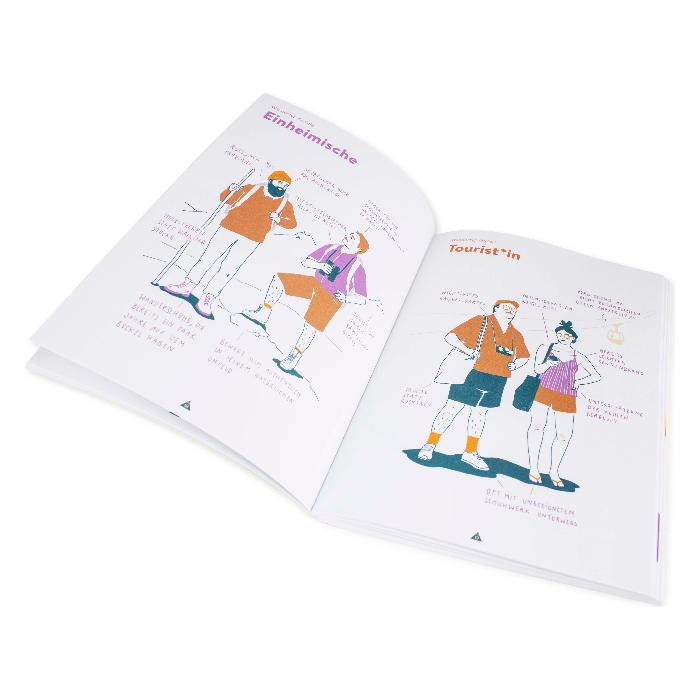 Offenes Gipfelbuch vor weissem Hintergrund