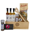 Goldstück Geschenkkorb vor weissem Hintergrund befüllt mit Pepe Ticino, Taucherli Schokolade, Haldihof Essig, Kochlöffel Steinbock, Steinbock Pasta, Champagner Salz und Taucherli Schokolade 