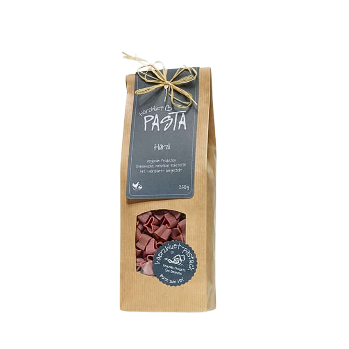 Härzli Pasta vor weissem Hintergrund