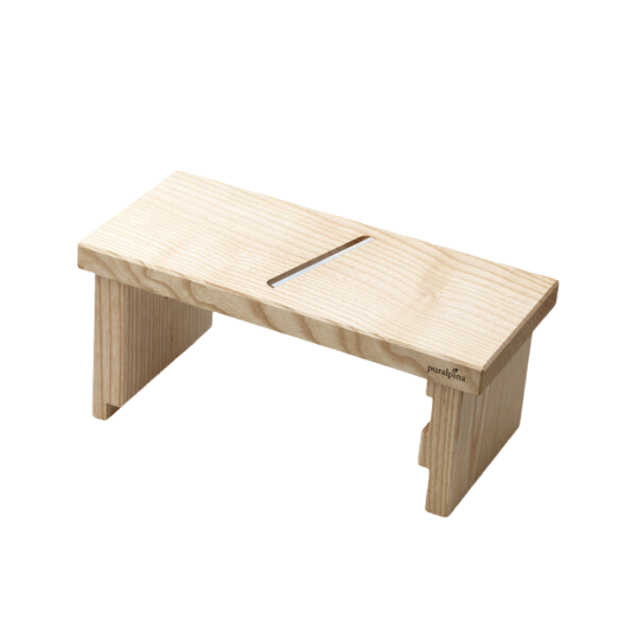 Käsehobel Gross aus Schweizer Handarbeit vor weissem Hintergrund. Material: Esche