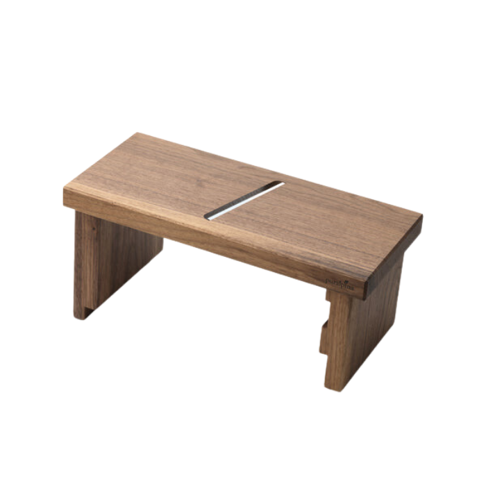 Käsehobel Gross aus Schweizer Handarbeit vor weissem Hintergrund. Material: Nussbaum