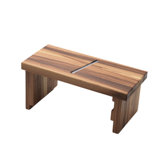 Käsehobel Gross aus Schweizer Handarbeit vor weissem Hintergrund. Material: Zwetschgenbaum