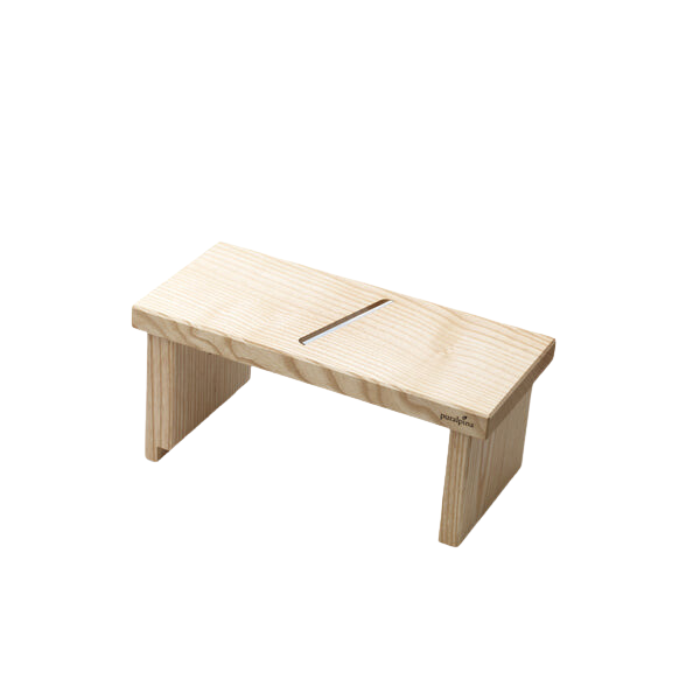 Käsehobel klein aus Schweizer Handarbeit vor weissem Hintergrund. Material: Esche