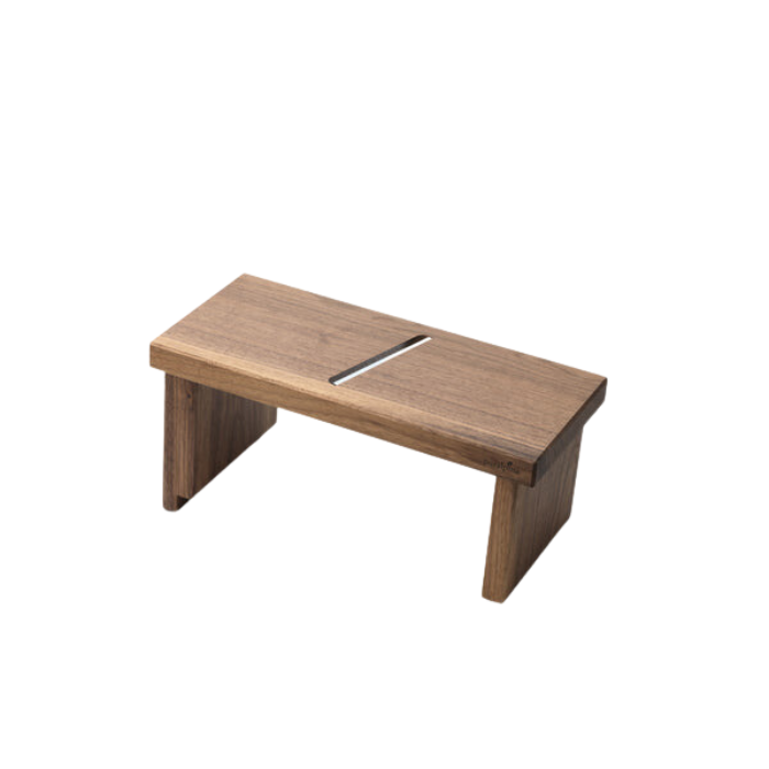 Käsehobel klein aus Schweizer Handarbeit vor weissem Hintergrund. Material: Nussbaum