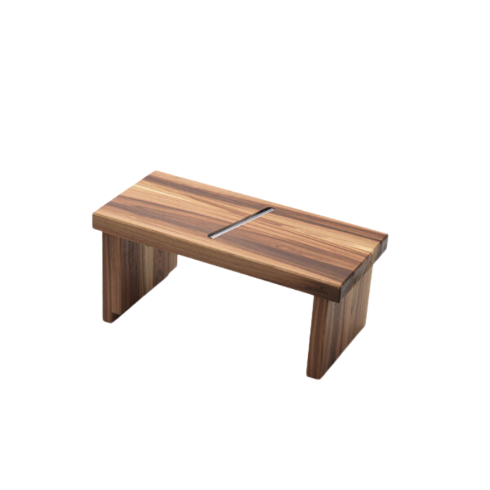 Käsehobel klein aus Schweizer Handarbeit vor weissem Hintergrund. Material: Zwetschgenbaum