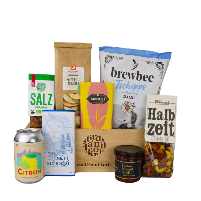 Knusper & Genuss Geschenkkorb vor weissem Hintergrund