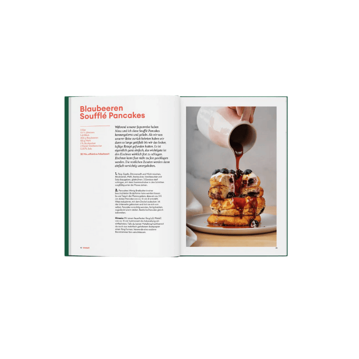 geöffnetes fresh & simple Kochbuch vor weissem Hintergrund  