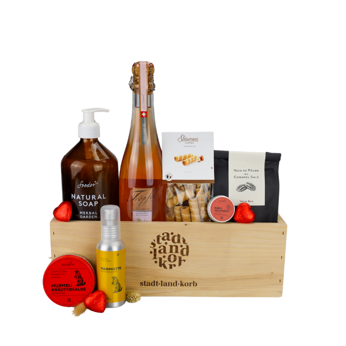 Liebe & Harmonie Geschenkkorb vor weissem Hintergrund befüllt mit Soeder Natural Soap, Tröpfel der Dritte, Straumann Hüppen, Pekannüsse, Murmeli Puralpina Pflegeprodukte