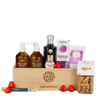 Liebe in einer Box Geschenkkorb vor weissem Hintergrund befüllt mit Soeder Natural Soap, Soeder Natural Lotion, Ewigi Liebi Sirup, Kornblumen, Sidefyn Körperlotion, Straumann Hüppen, Badesalz und Lindt Herzen