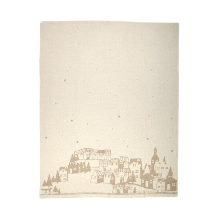 Beige Allegra Alpenchic Wolldecke auf weissem Hintergrund. Musterung: Urchiges Bergdorf mit Sternenhimmel.