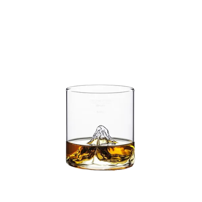On the Rocks Matterhorn Whiskyglas und Cocktailglas befüllt vor weissem Hintergrund