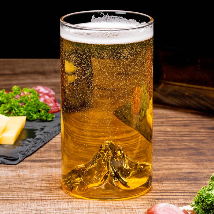 Pint Matterhorn Mood Bild; befüllt auf Holztisch