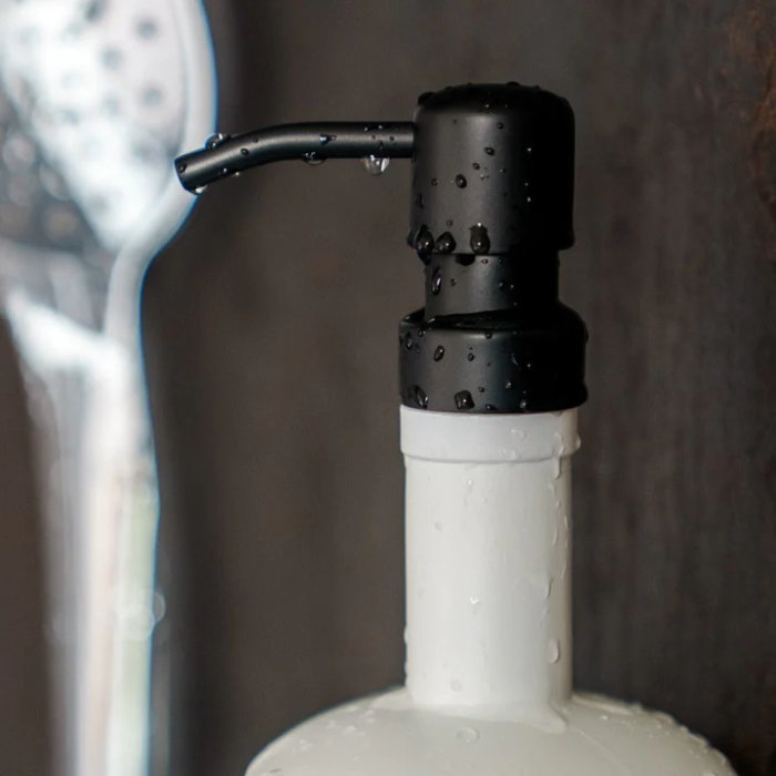 Schwarzer Pumphead auf weisser Flasche