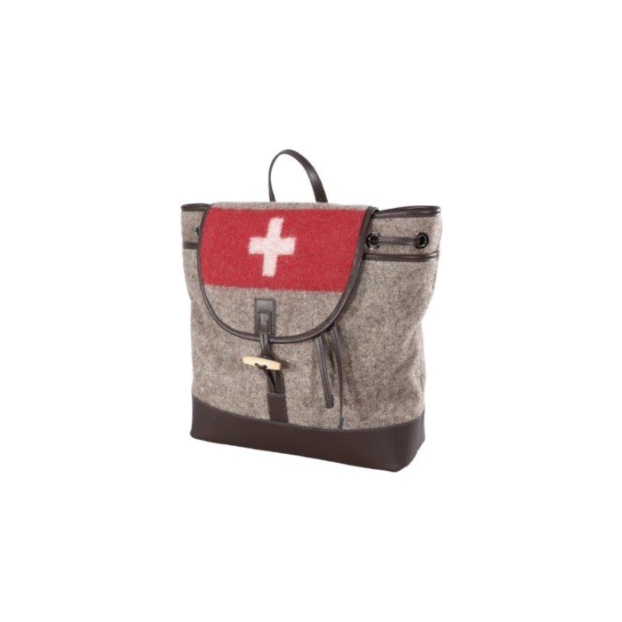 Rucksack aus Schweizer Armeedecke vor weissem Hintergrund