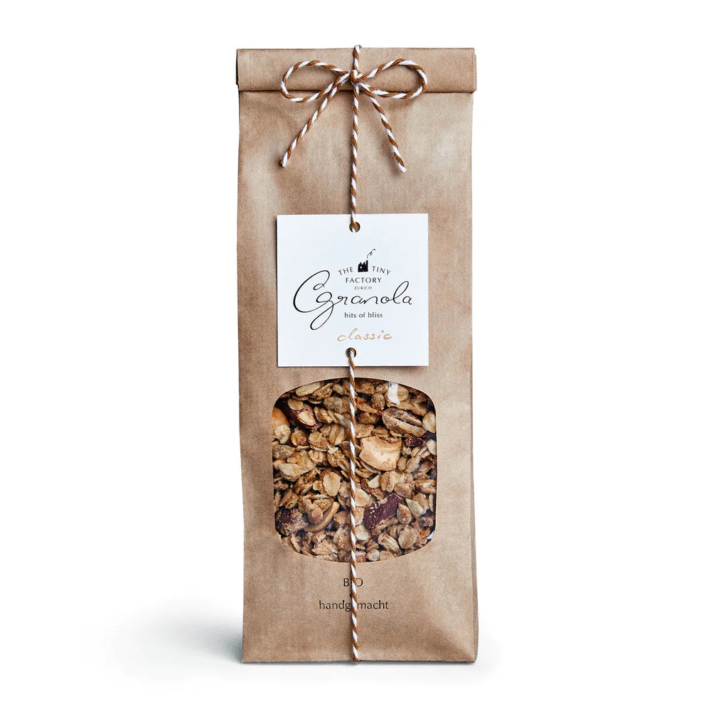 Classic Granola von der Tiny Factory vor weissem Hintergrund