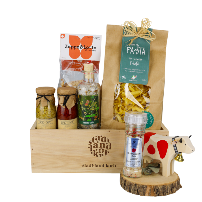 Taste & Tradition Geschenkkorb vor weissem Hintergrund