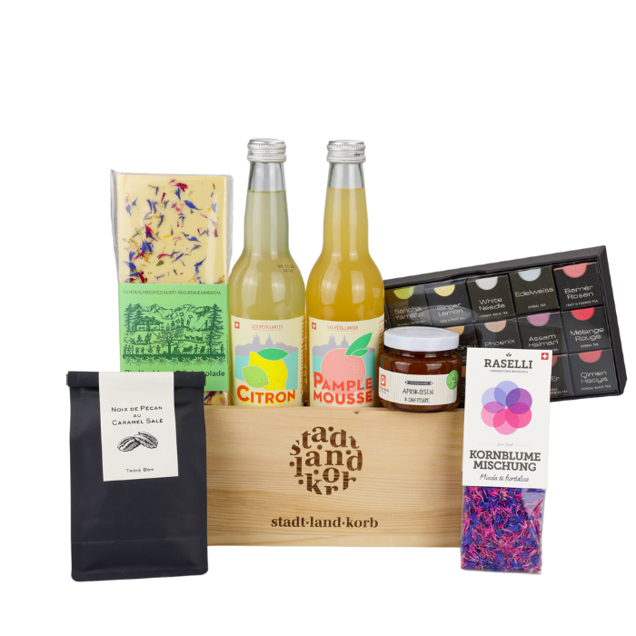 Tee & Leckerbissen Geschenkkorb vor weissem Hintergrund