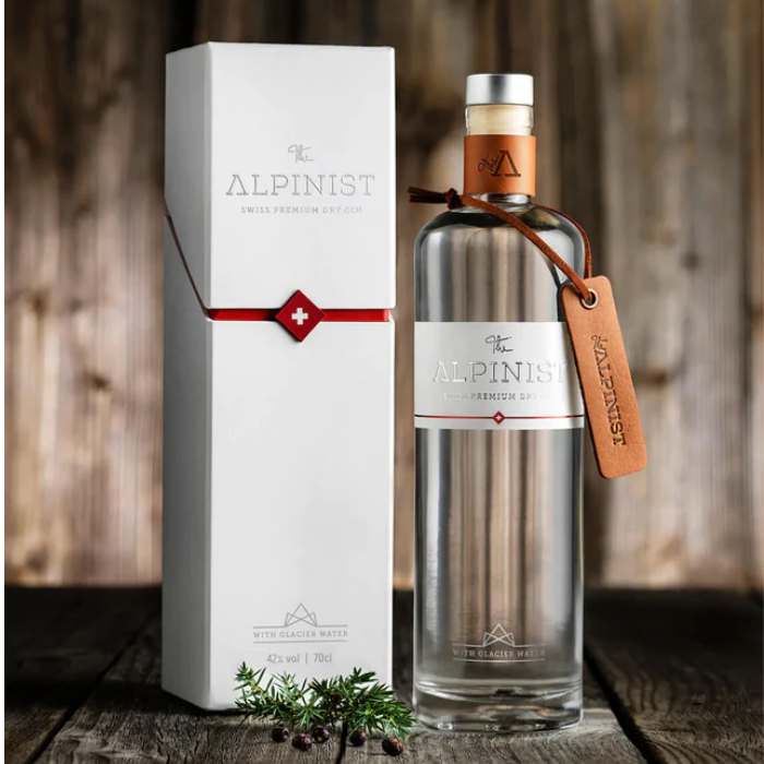 Swiss Premium Dry Gin mit vVerpackung vor einer Holzwand