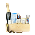 Zürich Geschenkkorb Weekend befüllt mit Zürischum, Tsüri Schoggi, Tsüri Sauce, Trüffel Risotto und Champagner Salz vor weissem Hintergrund.