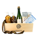 Stadt Land Korb Zuerich Geschenkkorb Home befüllt mit Soeder Natural Lotion, Soeder Natural Soap, Zürischum, Trüffel Risotto, Salz und Tsüri Schoggi vor weissem Hintergrund. 