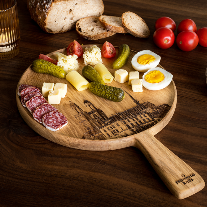 Zürich City Apéro-Platte mood Bild mit Salami, Käse, Gewürzgurken, Eier, Tomaten und Brot auf Holztisch