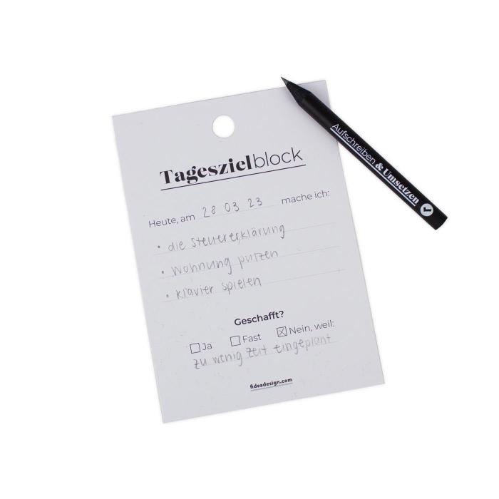 Ausgefüllter 365-Tagesziele-Abreissblock von Fidea Design auf weissem Hintergrund, präsentiert für Stadt Land Korb Geschenkkörbe als Geschenkidee