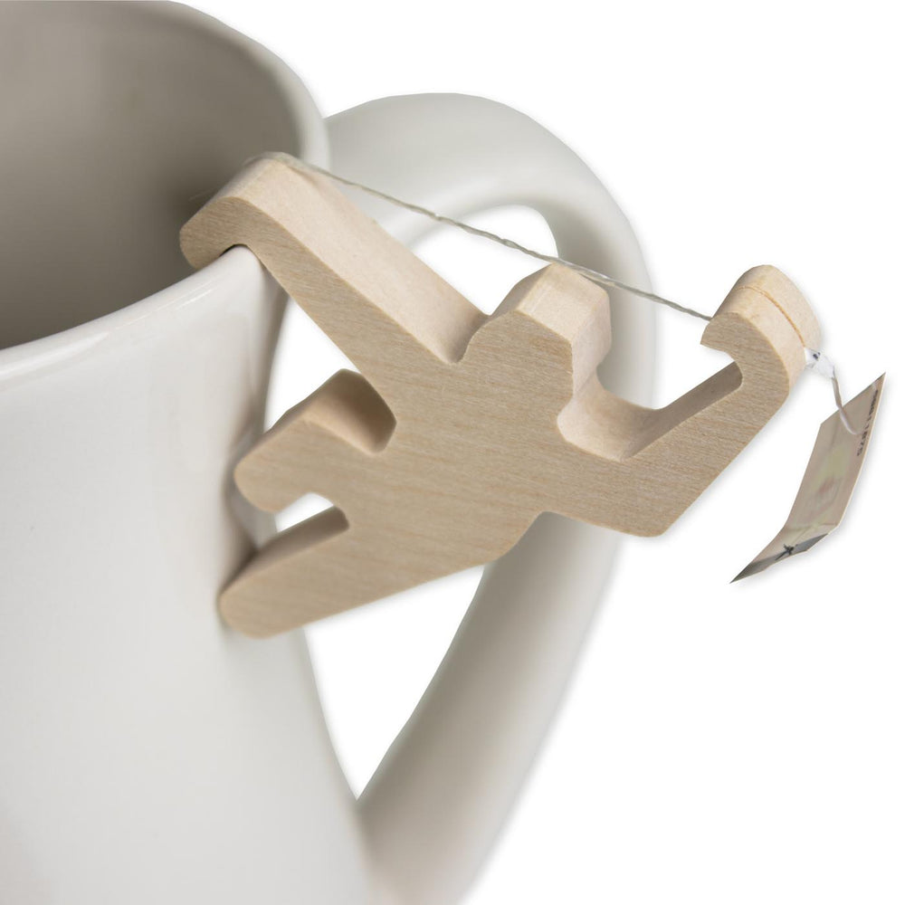 Affen Teeschaukel an einer weissen Tasse auf vor weissem Hintergrund