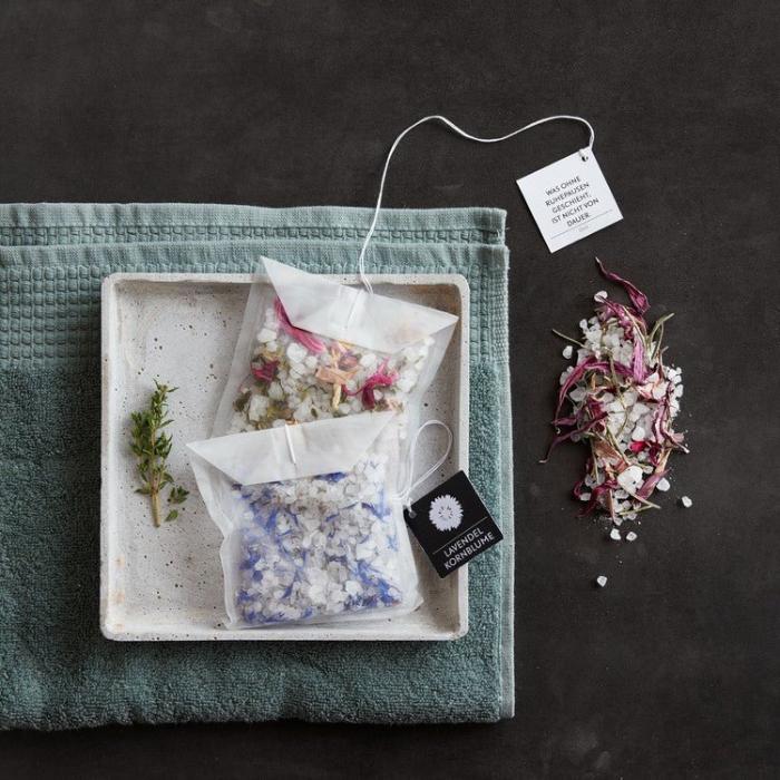 Badesalz Fleurs de Bain Lavendel & Kornblume Moodbild in einer Schale auf einem Frotteetuch.