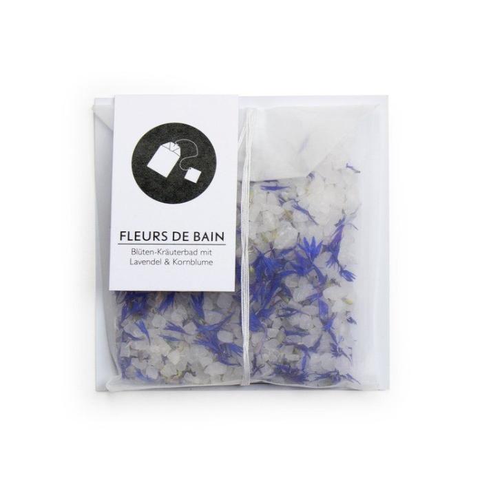 Badesalz Fleurs de Bain Lavendel & Kornblume vor weissem Hintergrund