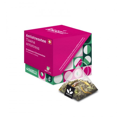 Bergkräuter-Tee Antistress in Pyramidenbeutel vor weissem Hintergrund