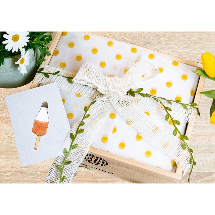 Geschenkverpackung Frühling auf einem Holzuntergrud