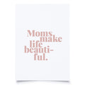 Karte Moms make life beautiful vor weissem Hintergrund