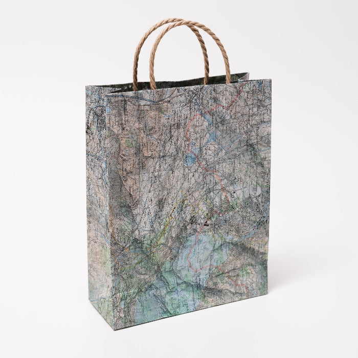 Mapbag aus Schweizer Landkarten mittel vor weissem Hintergrund