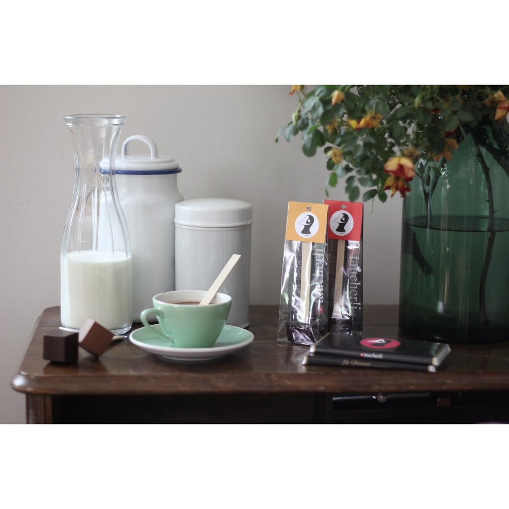 Taucherli für Heissi Schoggi Moodbild mit Milch, Tassen und Vase auf einem Holztisch