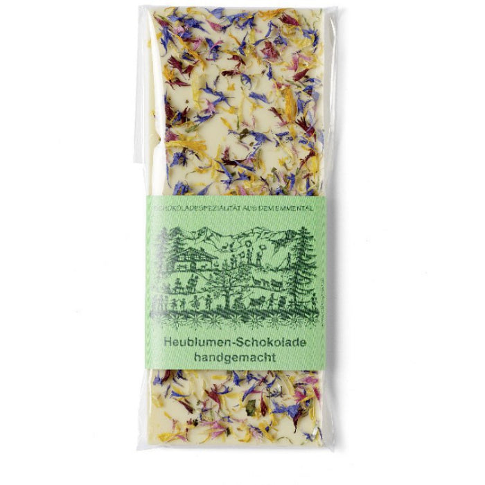 Weisse Schokolade mit Heublumen aus dem Emmental handgemacht vor weissem Hintergrund