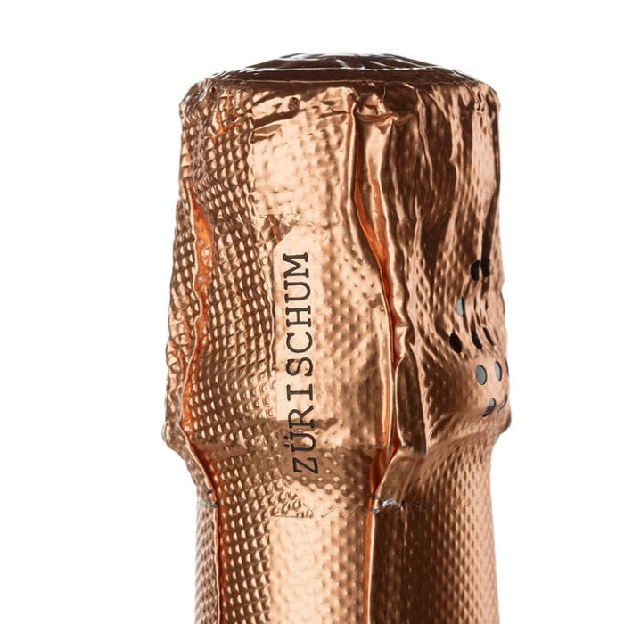 Zürischum AOC Zürichsee Brut Blanc de Noirs Pinot Noir Verschluss vor weissem Hintergrund. 